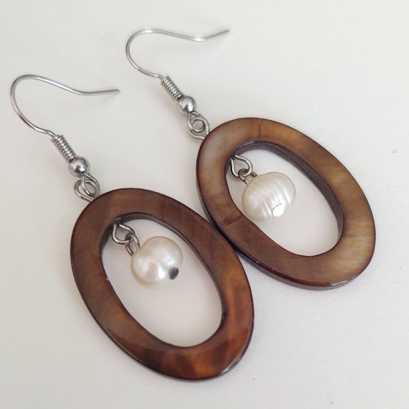 Polished shell and pearl earrings - Picture 2 of 7
